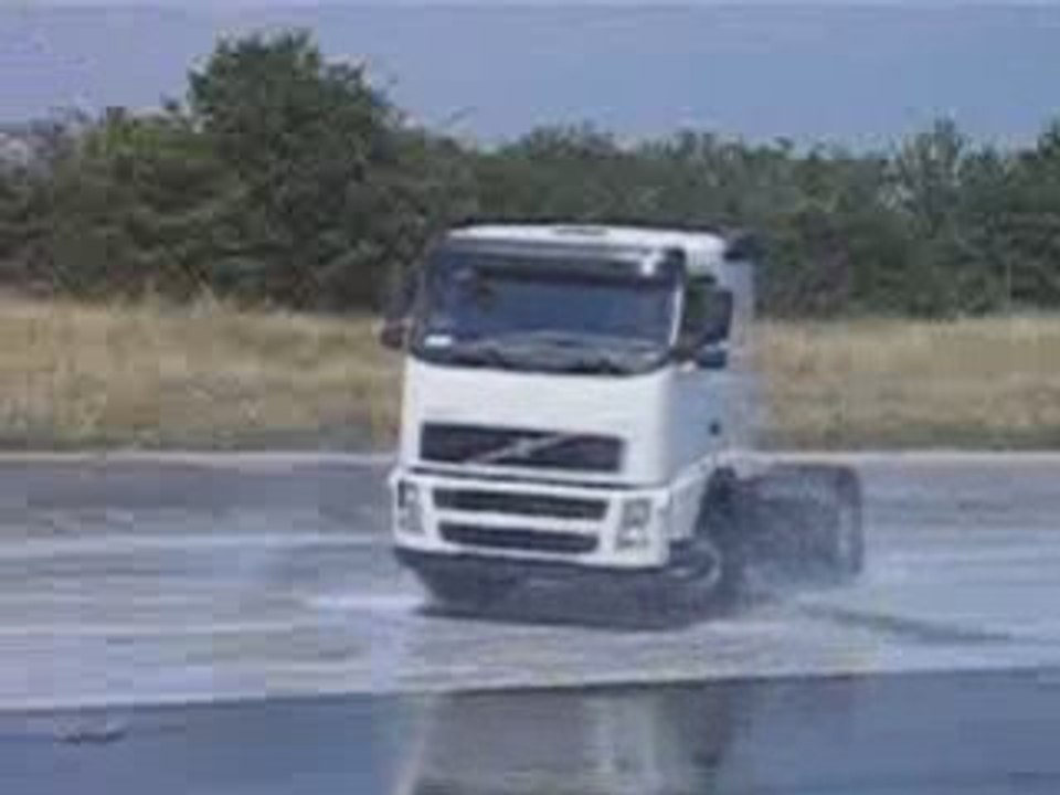 Camion tête à queue dérapage