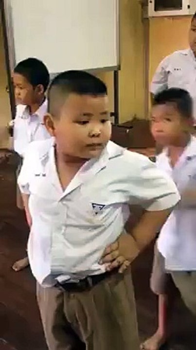 วันนี้หัวหน้าห้องอารมณ์ดีสั่งให้เพื่อนๆเต้นแก้หนาว