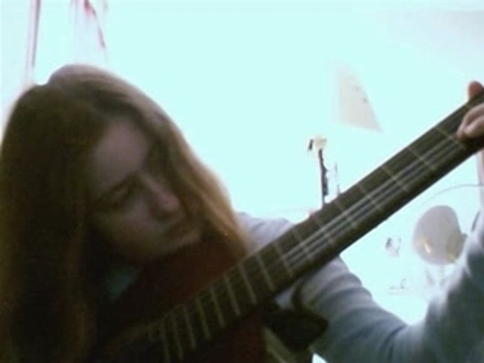 Titia s'entraîne à la guitare...