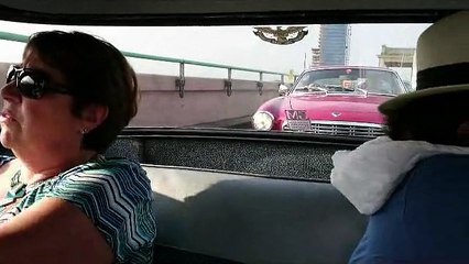 Une Corvair 1960 monte la rampe de l'usine FIAT de Lingotto