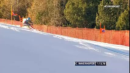 Un skieur embarque une porte pendant une descente