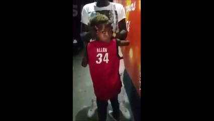 Kid has an extremely flexible neck HQ