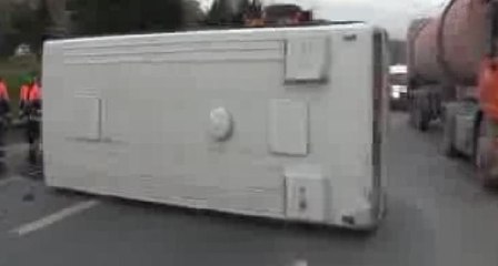 Servis minibüsü devrildi... Kaza yerinden ilk görüntüler