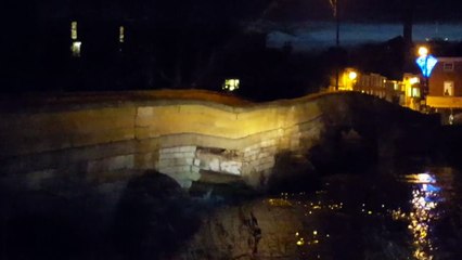 Enchente faz ponte desabar na Inglaterra