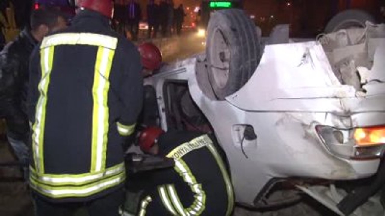 Otomobil Tramvay Yoluna Devrildi