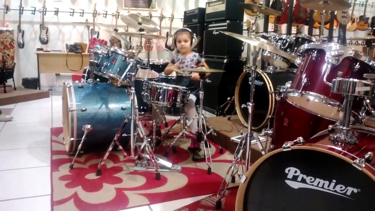Une petite fille reprend "Highway To Hell" d'AC/DC à la batterie