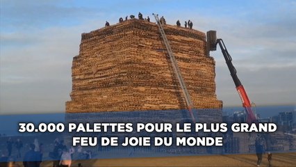 30.000 palettes pour faire le plus grand feu de joie au monde