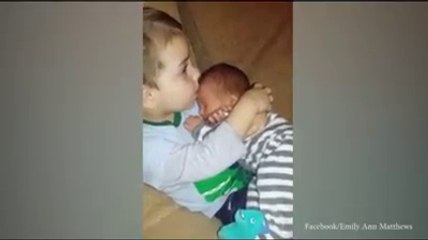 Il ne veut pas donner son petit frère à sa maman