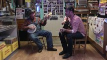 Ce joueur de Banjo nous montre son trick spécial. Musicien énorme