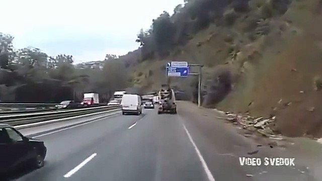 Ce camion n'a plus de frein en pleine descente sur l'autoroute. Carambolage