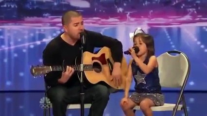 طفلة تغني ووالدها يعزف ويغني ايضا برنامج المواهب الامريكي