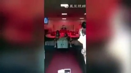 Une veuve commande des strip-teaseuses pour l'enterrement de son mari