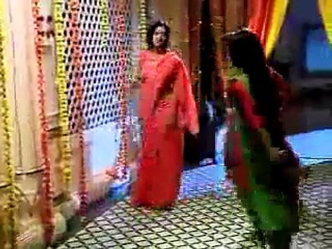 Emily aur Zaakir ko ek Saath Dekh Kar Bhabho ko Laga Jatka 30th December 2015 Diya Aur Baati Hum