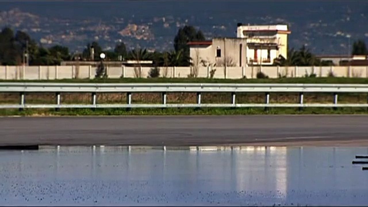 5 Speed Auto - 2011 Ferrari 458 Driving Footage(2)