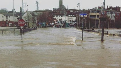 Скачать видео: Massive waves and floods hit the U.K.