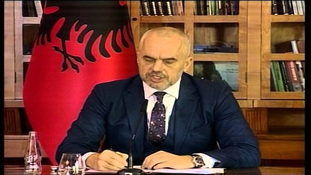 KRYEMINISTRI EDI RAMA PARALAJMERON TERMET NE DREJTESI GJATE VITIT TE ARDHSHEM LAJM