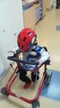 فيديو | الطفل أحمد دوابشة يحاول المشي بجهاز طبي في المستشفى