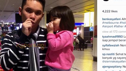 Tahun Baru Ben Kasyafani Ajak Anak ke Kebun Binatang