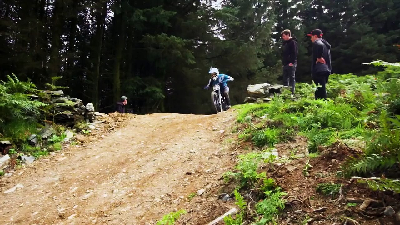 Hardcore Downhill MTB Racing Red Bull Hardline 2015