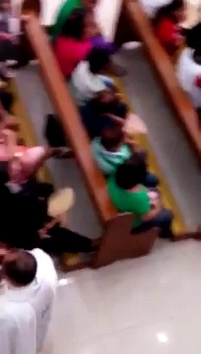 Padre celebra missa de hoverboard