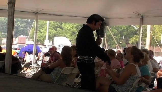 Lou Jordan sings 'Suspicious Minds' Elvis Week 2007