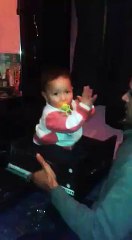 أصغر عريس فوق العمارية عندو عام هههه