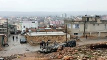 سكان بلدة في جنوب شرق تركيا يتفقدون الدمار بعد  حظر التجول