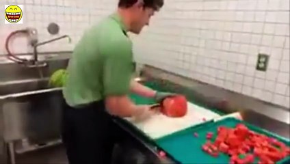 Karyawan Pom Bensi Joget Saat Sedang Isi Bensin - Kumpulan Video Lucu  By Toba.tv