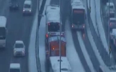 Metrobüs kaza yaptı... Olay yerinden ilk görüntüler