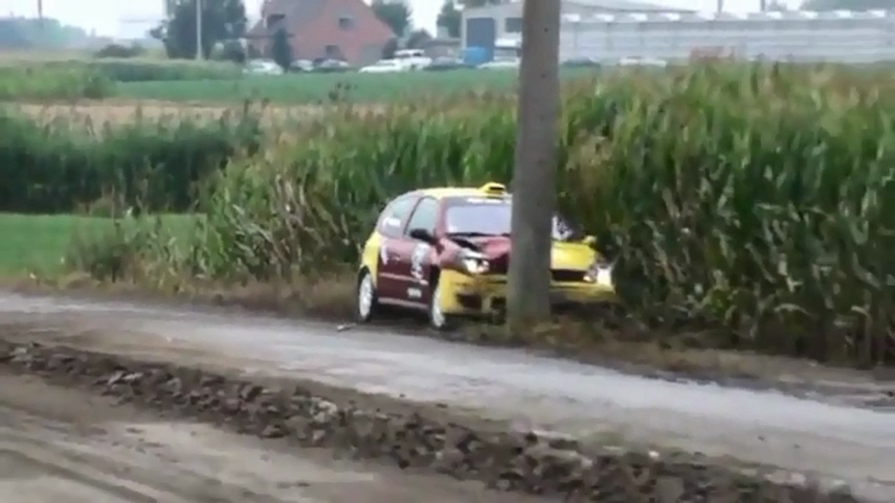 Коварный столб - шесть аварий за 2 минуты!