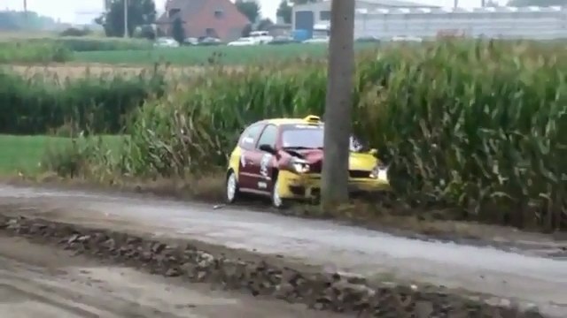 Коварный столб - шесть аварий за 2 минуты!