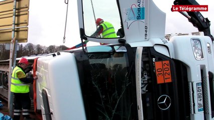 Quimper. Un camion se couche sur la N165