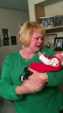 Elle apprend qu'elle est grand-mère après une adoption faite en secret - Réaction magique