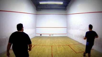 Slow Motion : Tête dans un mur pendant une partie de Squash
