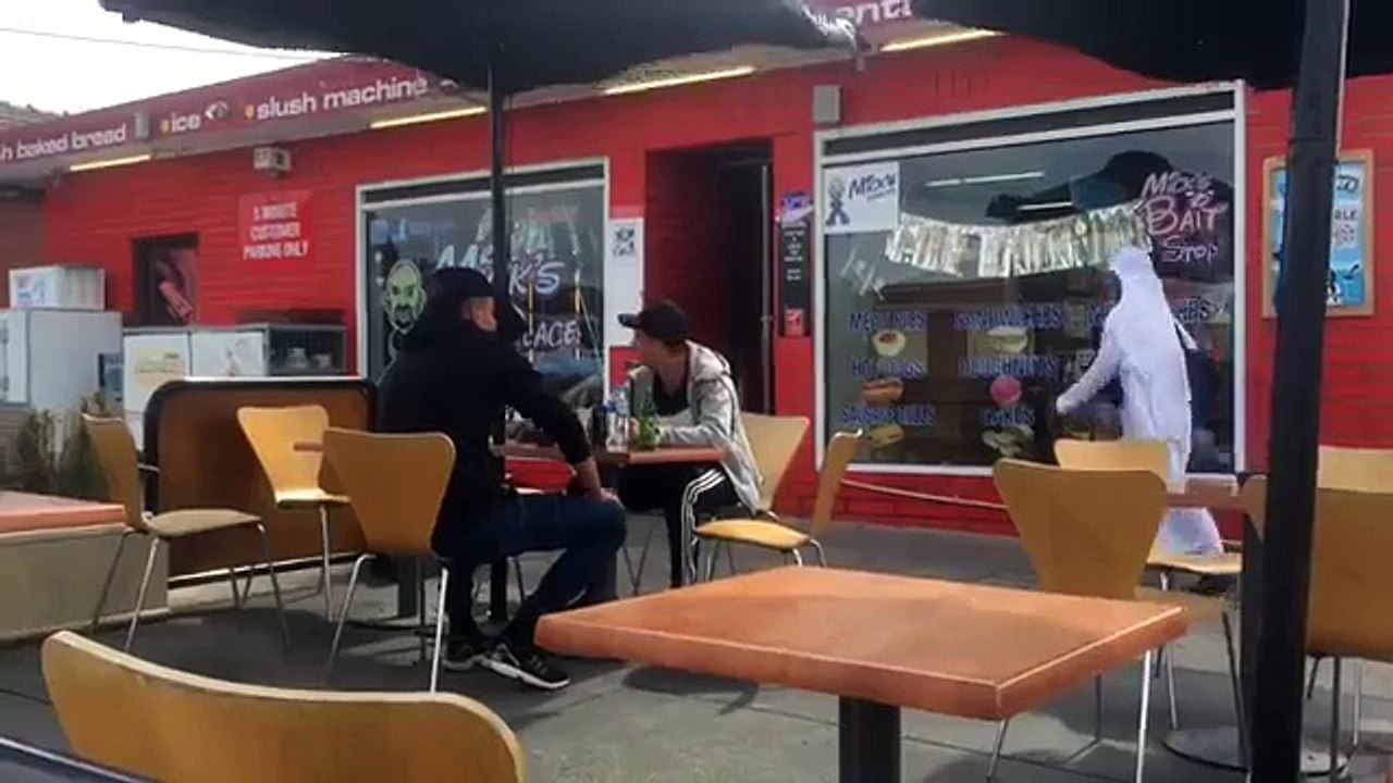 Caméra cachée : Jeter une bombe sur les passants habillé en terroriste