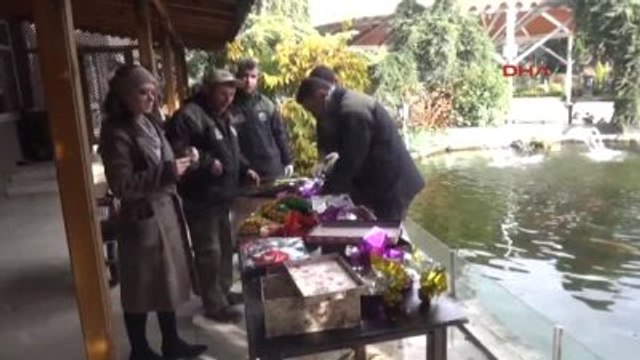 Kocaeli Hayvanat Bahçesi Sakinlerine Yılbaşı Yiyeceği