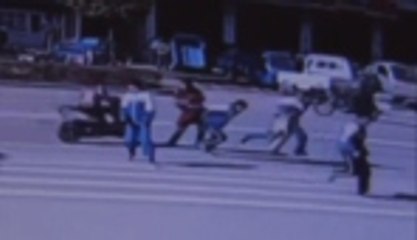 Motosikletle yayaların arasına daldı!