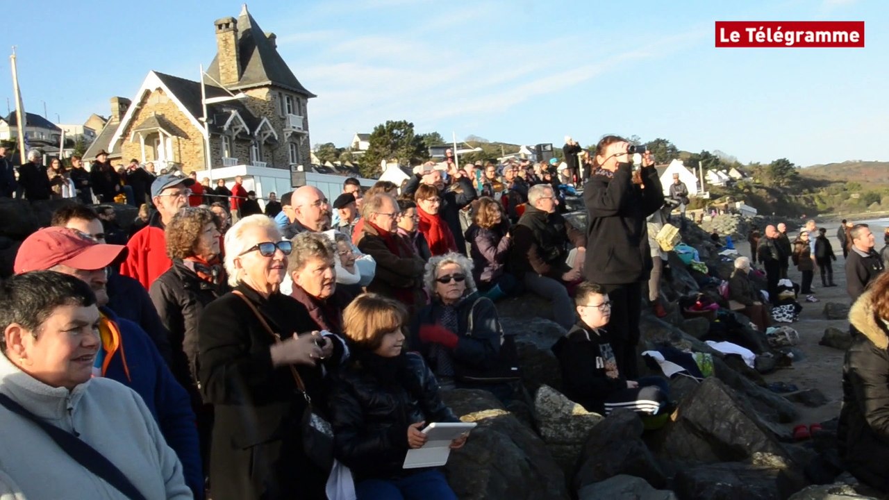 Plérin (22) 200 à 300 baigneurs sous le soleil aux Rosaires