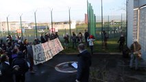 Manifestation de soutien aux migrants devant le commissariat de Coquelles