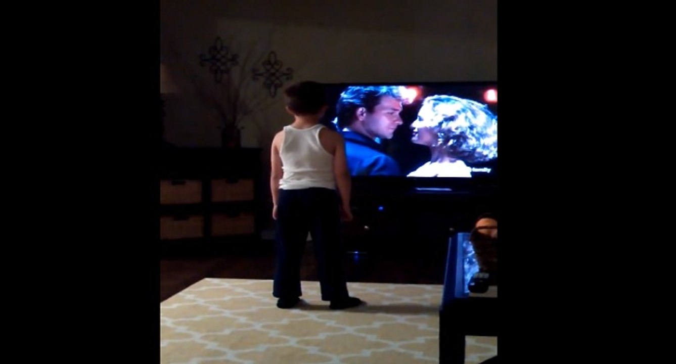 ILS FILMENT EN CACHETTE LEUR FILS QUI REGARDE DIRTY DANCING.