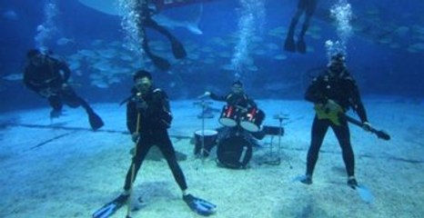 Çin'de Bir Grup Genç, 2016'ya Su Altında Konser Vererek Girdi