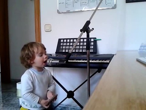 2-летний малыш поет блюз