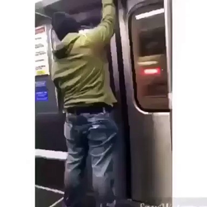 Hareket halindeki metrodan atladı