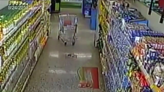 CCTV CAMERA CAUGHT GHOST IN STORE!!! Women Spooked by ghost CCTV Camera caught ghost
