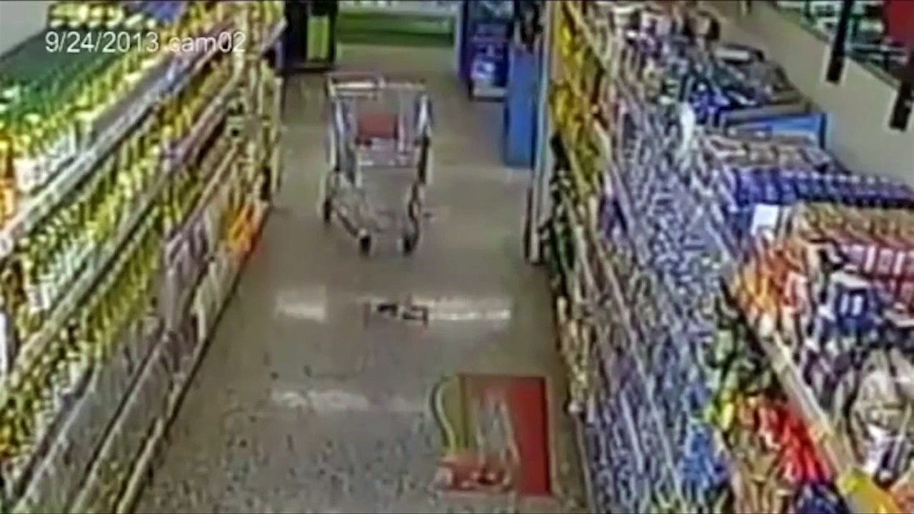 CCTV CAMERA CAUGHT GHOST IN STORE!!! Women Spooked by ghost CCTV Camera caught ghost