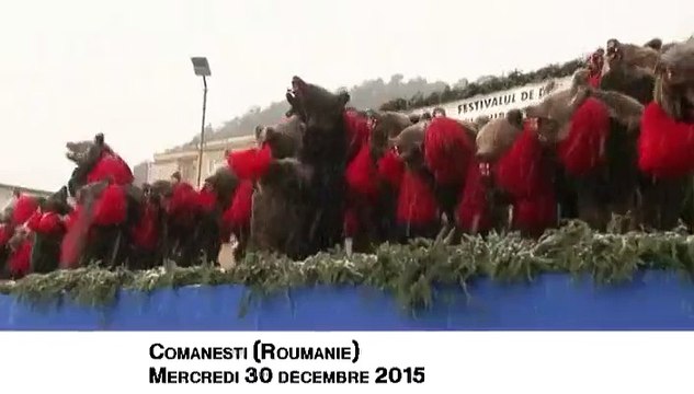 Roumanie : des habitants célèbrent la fin de l'année déguisés en ours