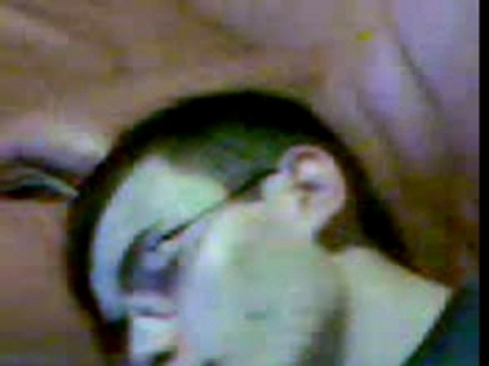 une pauvre victime inconsciente se fait attaquer lachement