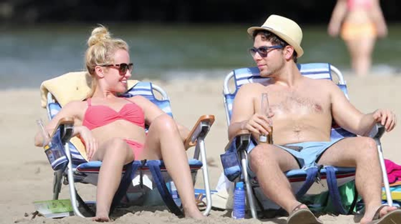 Anna Camp and Skylar Austin Have Romantic Day on a Hawaiian Beach