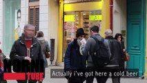 Il demande à un SDF s'il veut une bière ou un sandwich, la réponse risque de surprendre plusieurs personnes!