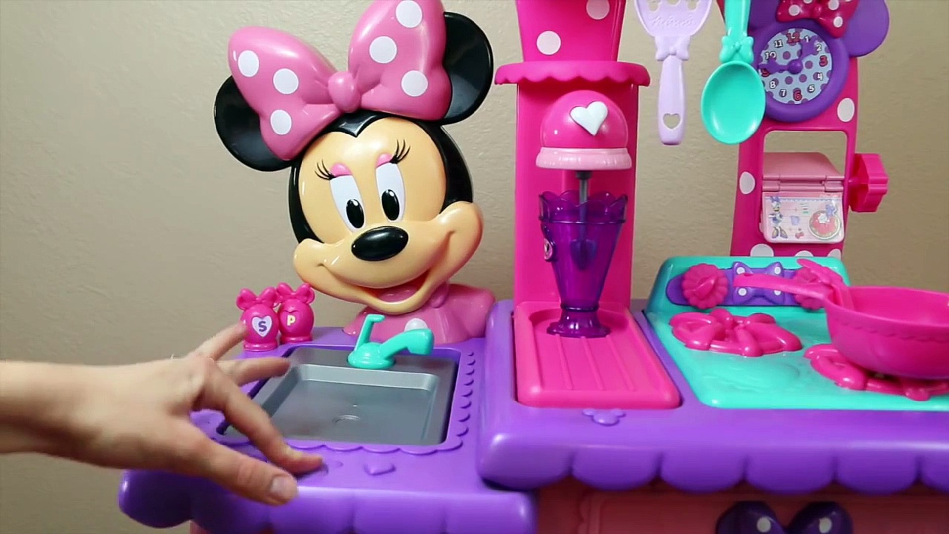 minnie mouse flipping fun kitchen